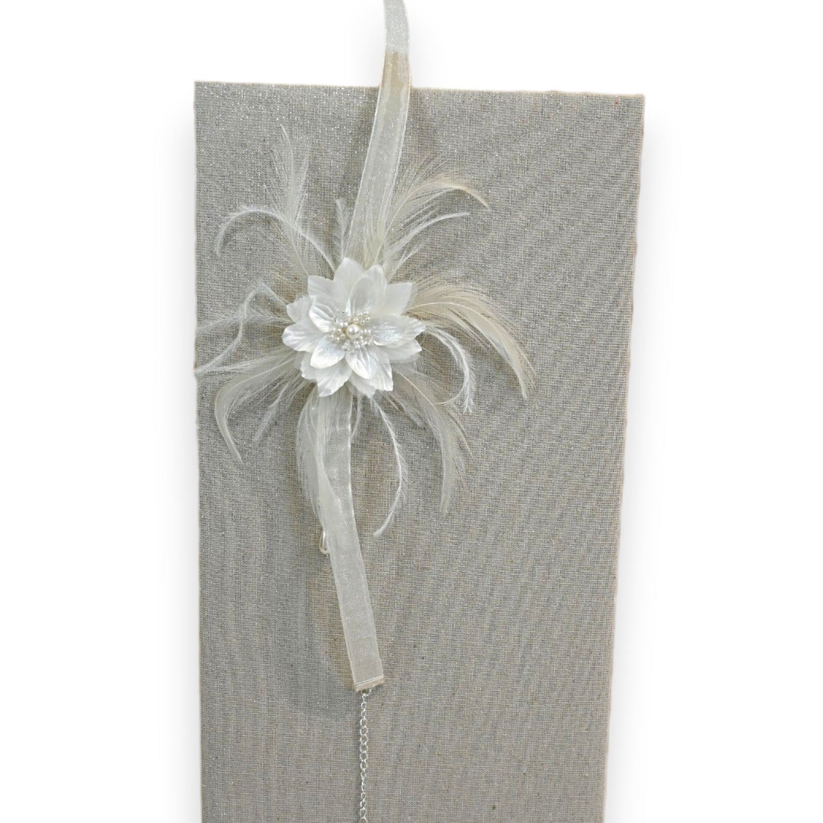 Eleganter weißer Halsreif mit Perlenblume und Federn auf grauem Hintergrund, perfekt für Hochzeiten und festliche Anlässe
