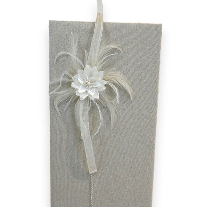 Eleganter weißer Halsreif mit Perlenblume und Federn auf grauem Hintergrund, perfekt für Hochzeiten und festliche Anlässe