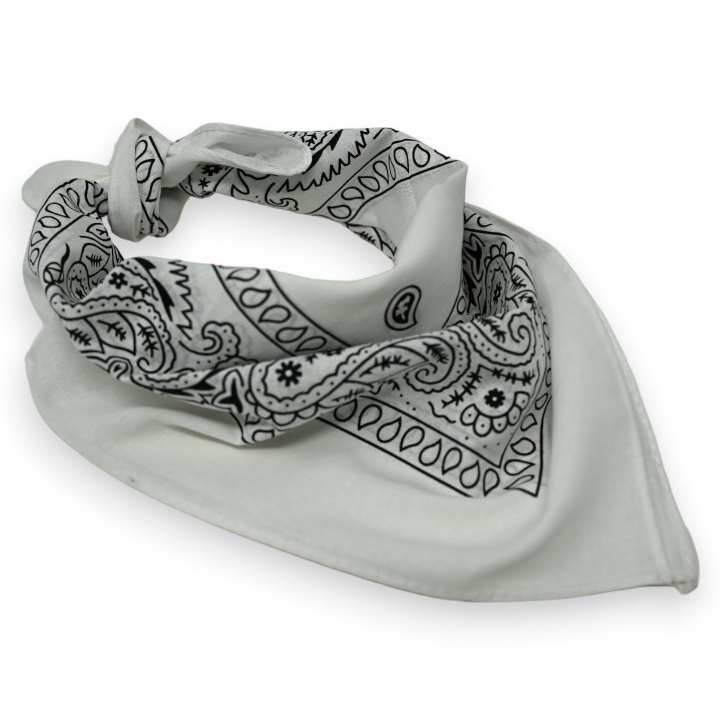 Weißes Bandana mit schwarzem Paisleymuster, gefaltet und gedreht auf weißem Hintergrund
