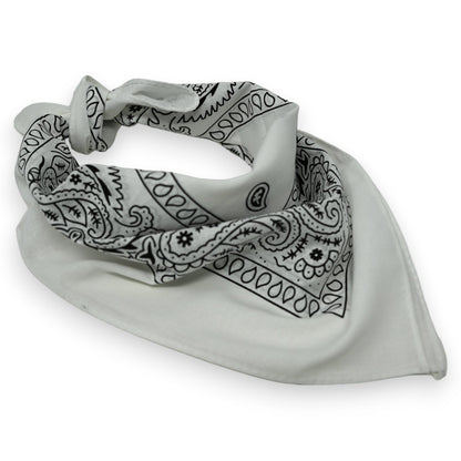 Weißes Bandana mit schwarzem Paisleymuster, gefaltet und gedreht auf weißem Hintergrund