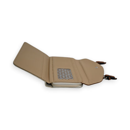 Elegantes zweifarbiges Portemonnaie in Beige und Camel, geöffnet mit sichtbarem Innenfach und Muster