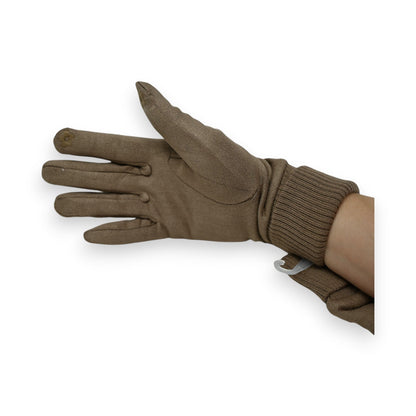 Braune Zweistoffhandschuhe mit Strickbündchen und Knopfverschluss, an einer Hand getragen, auf weißem Hintergrund