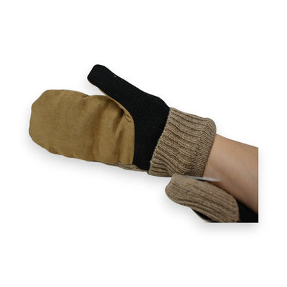 Zweistoffige Strickfäustlinge in Braun und Schwarz mit gestrickter Manschette, auf einer Hand getragen